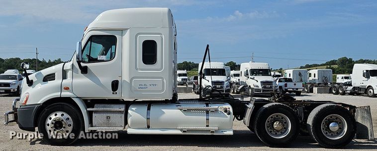 image for item DO2816 2014 Freightliner Cascadia 132  semi truck