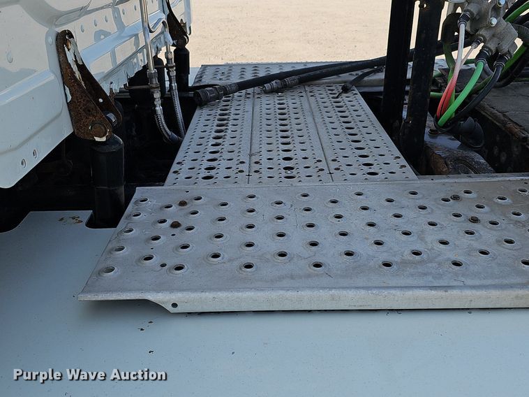 image for item DO2816 2014 Freightliner Cascadia 132  semi truck