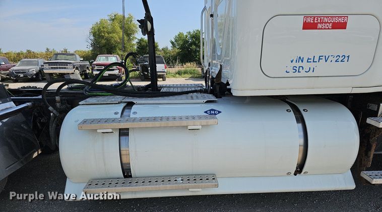 image for item DO2816 2014 Freightliner Cascadia 132  semi truck