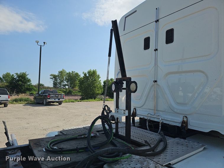 image for item DO2816 2014 Freightliner Cascadia 132  semi truck