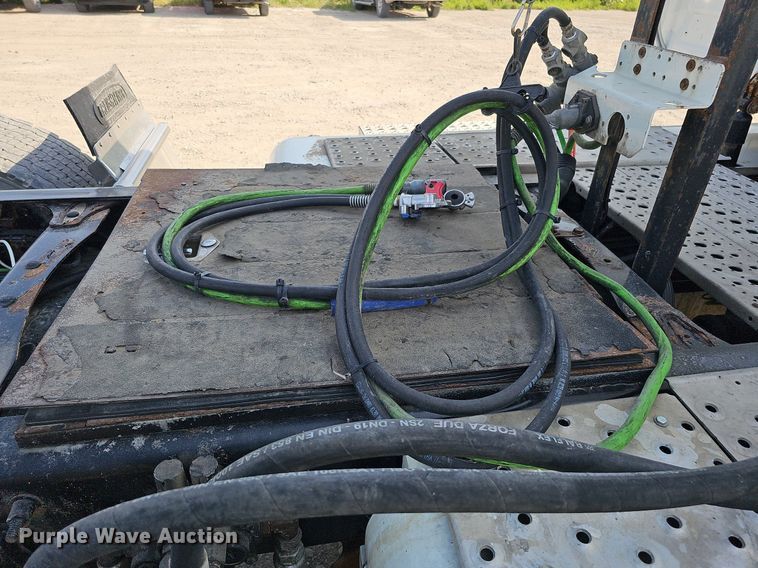 image for item DO2816 2014 Freightliner Cascadia 132  semi truck