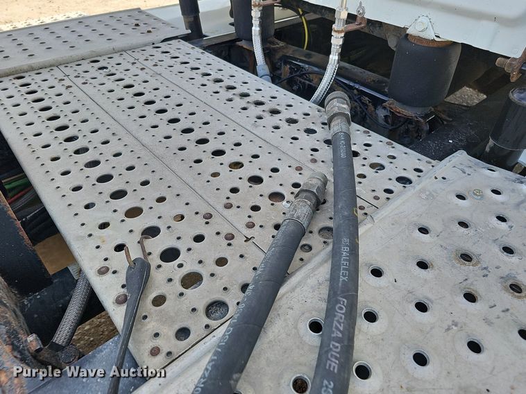 image for item DO2816 2014 Freightliner Cascadia 132  semi truck