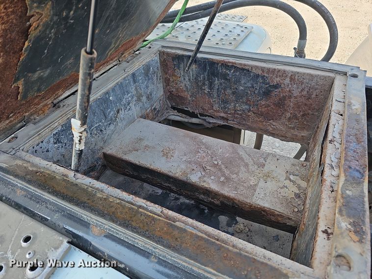 image for item DO2816 2014 Freightliner Cascadia 132  semi truck