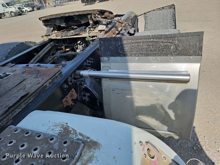 image for item DO2816 2014 Freightliner Cascadia 132  semi truck