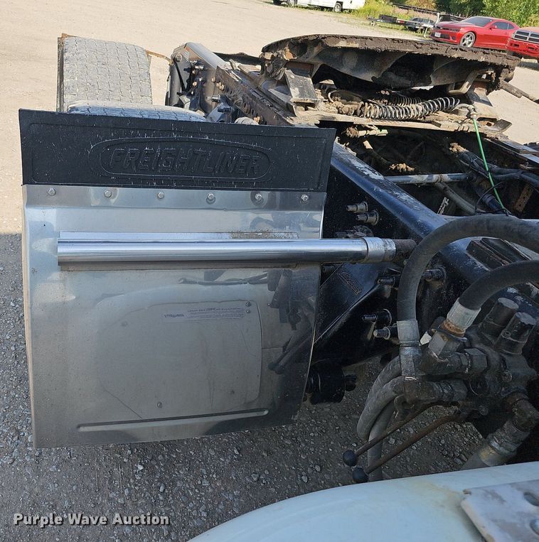 image for item DO2816 2014 Freightliner Cascadia 132  semi truck