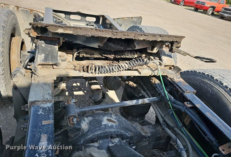 image for item DO2816 2014 Freightliner Cascadia 132  semi truck