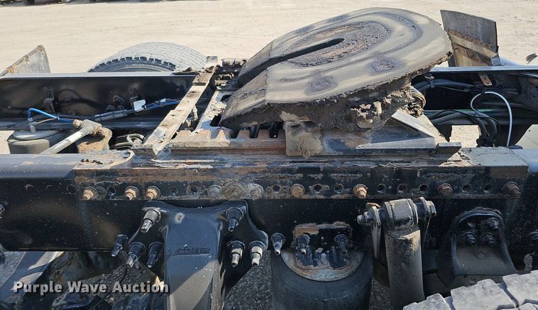 image for item DO2816 2014 Freightliner Cascadia 132  semi truck