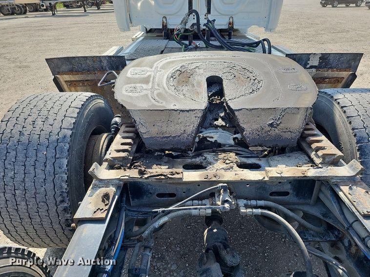 image for item DO2816 2014 Freightliner Cascadia 132  semi truck