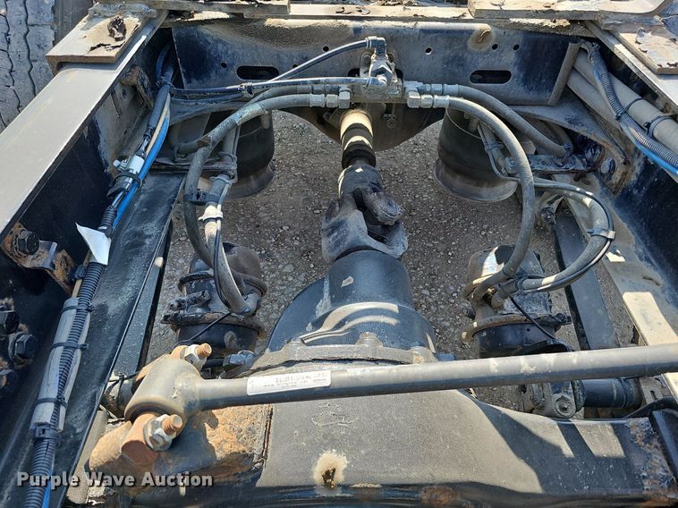 image for item DO2816 2014 Freightliner Cascadia 132  semi truck