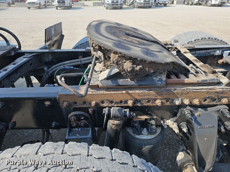 image for item DO2816 2014 Freightliner Cascadia 132  semi truck