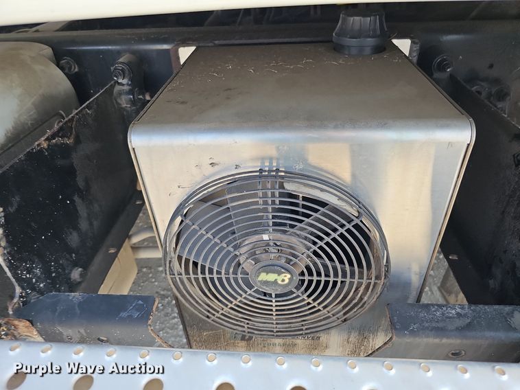 image for item DO2816 2014 Freightliner Cascadia 132  semi truck