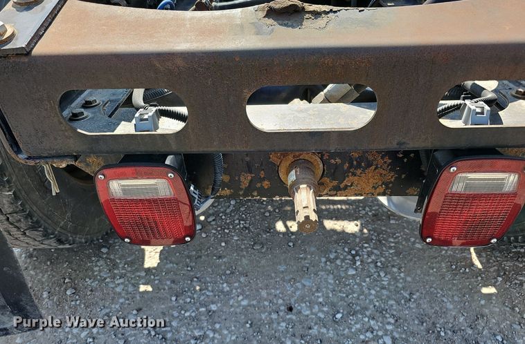 image for item DO2816 2014 Freightliner Cascadia 132  semi truck