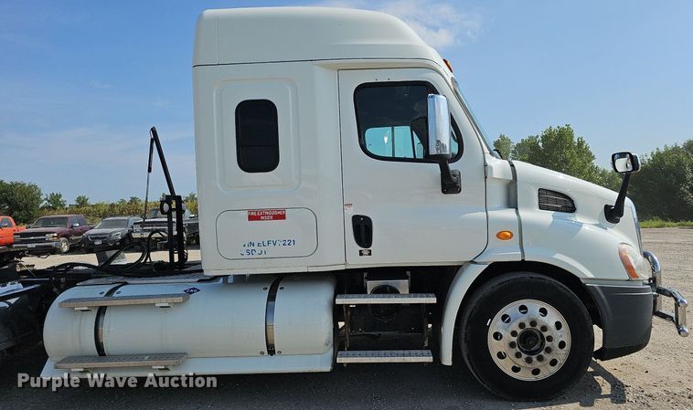 image for item DO2816 2014 Freightliner Cascadia 132  semi truck