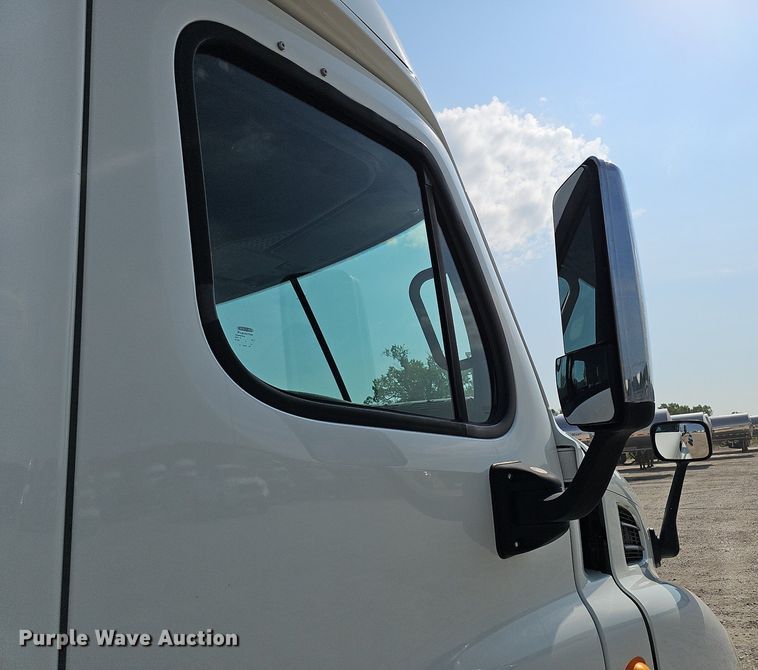 image for item DO2816 2014 Freightliner Cascadia 132  semi truck