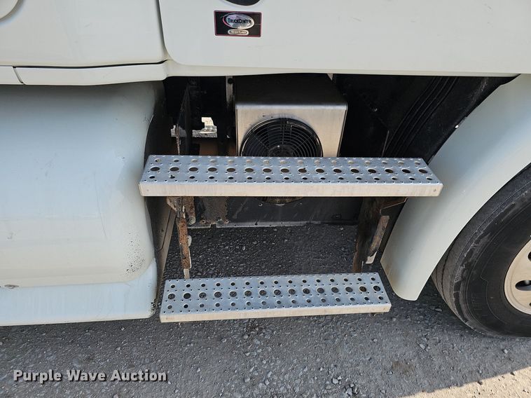 image for item DO2816 2014 Freightliner Cascadia 132  semi truck