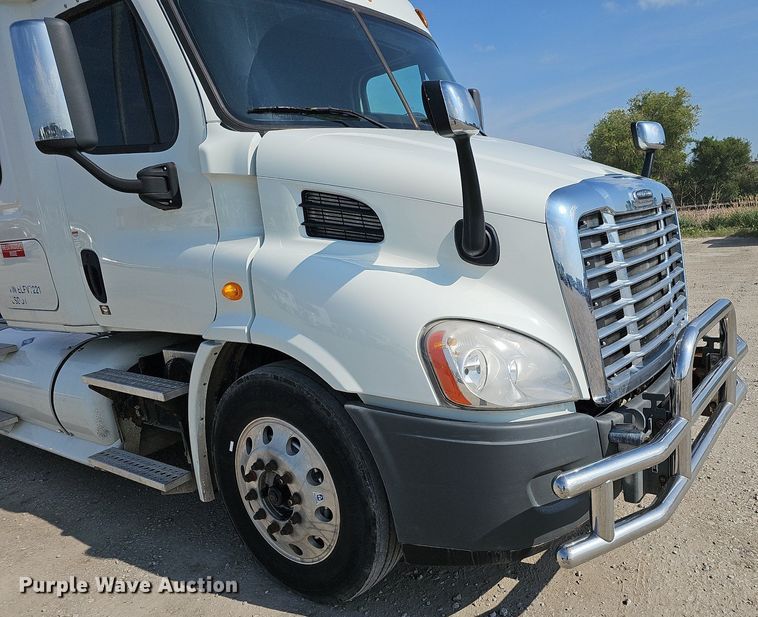 image for item DO2816 2014 Freightliner Cascadia 132  semi truck