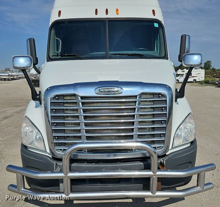 image for item DO2816 2014 Freightliner Cascadia 132  semi truck