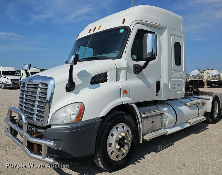 image for item DO2816 2014 Freightliner Cascadia 132  semi truck