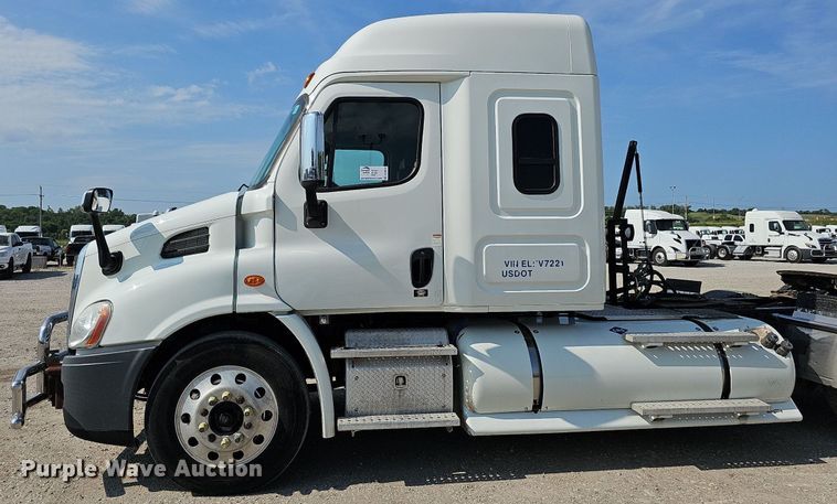 image for item DO2816 2014 Freightliner Cascadia 132  semi truck