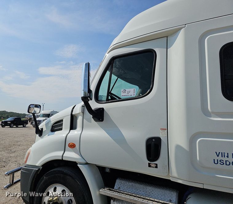 image for item DO2816 2014 Freightliner Cascadia 132  semi truck