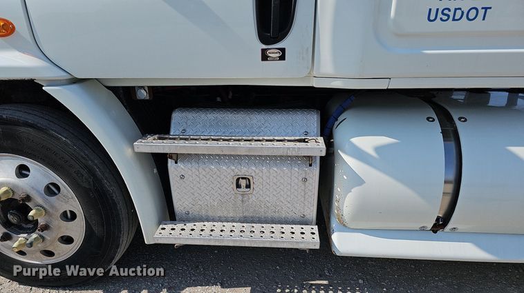 image for item DO2816 2014 Freightliner Cascadia 132  semi truck