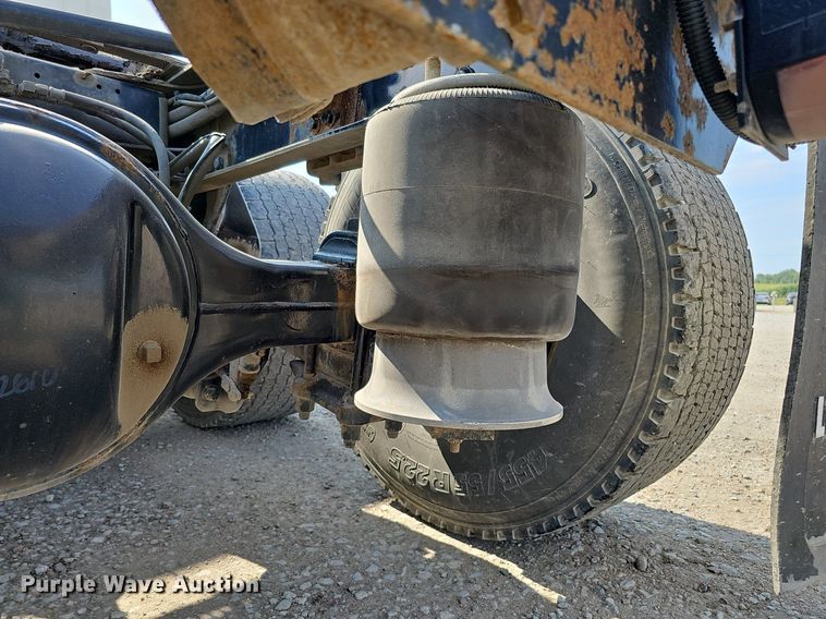 image for item DO2816 2014 Freightliner Cascadia 132  semi truck