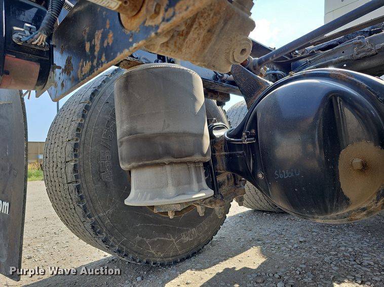 image for item DO2816 2014 Freightliner Cascadia 132  semi truck