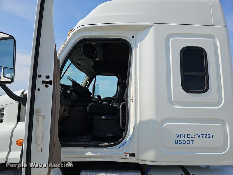 image for item DO2816 2014 Freightliner Cascadia 132  semi truck