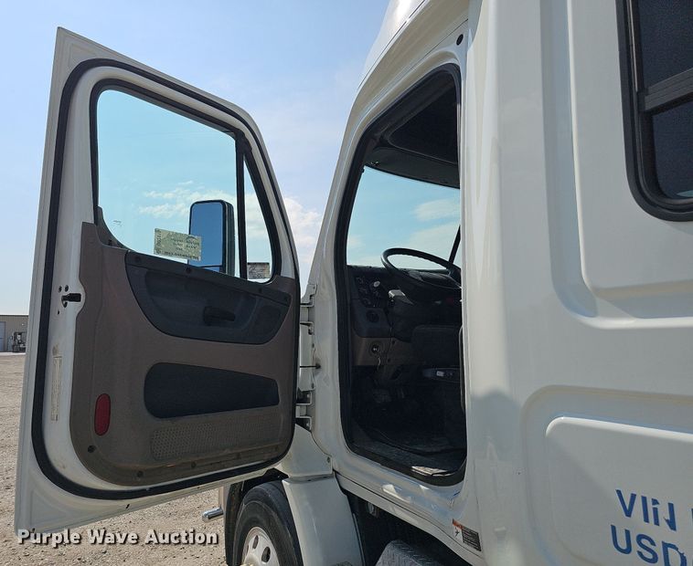 image for item DO2816 2014 Freightliner Cascadia 132  semi truck