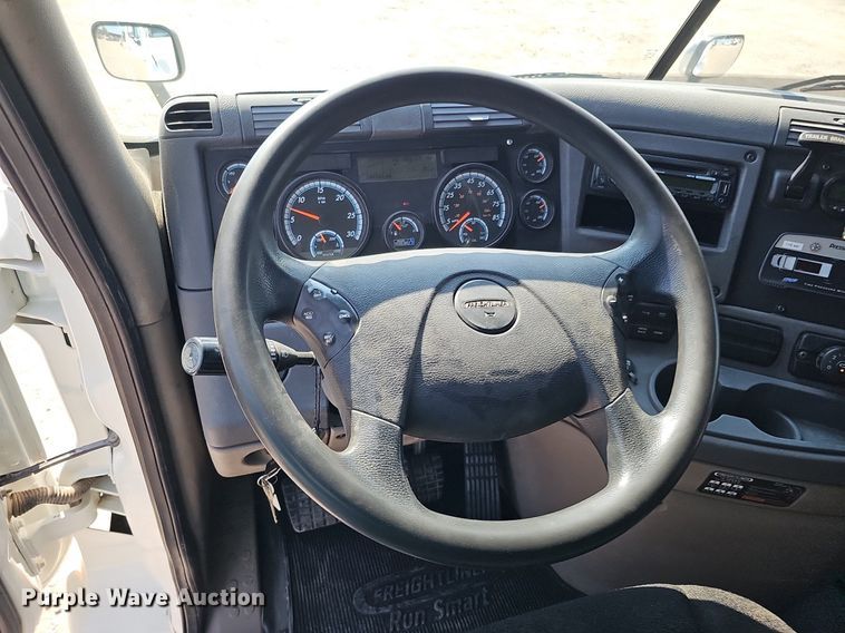 image for item DO2816 2014 Freightliner Cascadia 132  semi truck