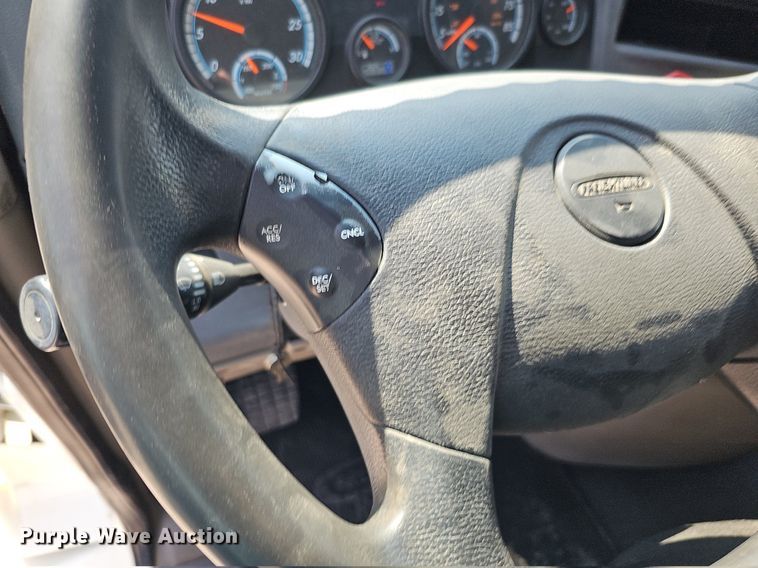 image for item DO2816 2014 Freightliner Cascadia 132  semi truck