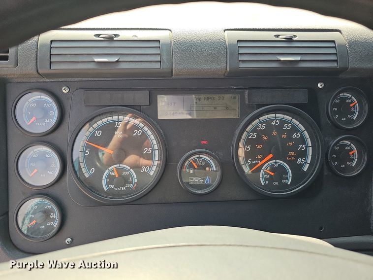 image for item DO2816 2014 Freightliner Cascadia 132  semi truck