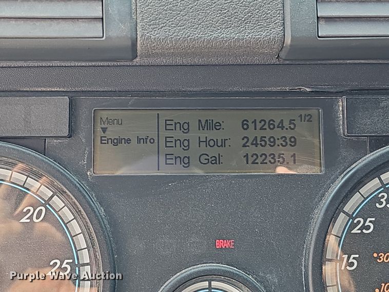 image for item DO2816 2014 Freightliner Cascadia 132  semi truck