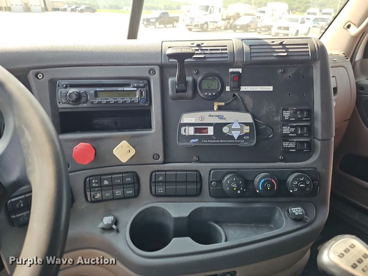 image for item DO2816 2014 Freightliner Cascadia 132  semi truck