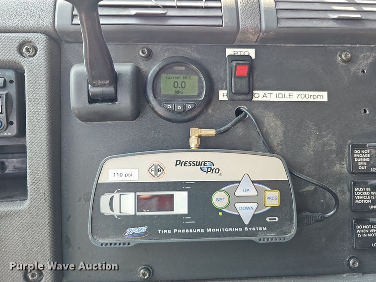 image for item DO2816 2014 Freightliner Cascadia 132  semi truck