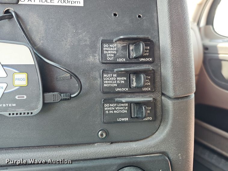 image for item DO2816 2014 Freightliner Cascadia 132  semi truck