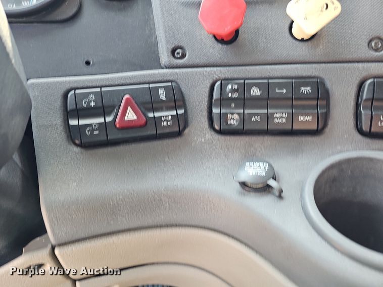 image for item DO2816 2014 Freightliner Cascadia 132  semi truck