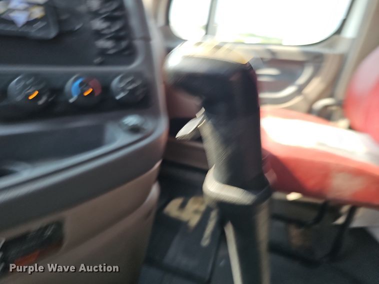 image for item DO2816 2014 Freightliner Cascadia 132  semi truck