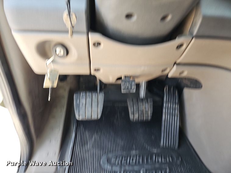 image for item DO2816 2014 Freightliner Cascadia 132  semi truck