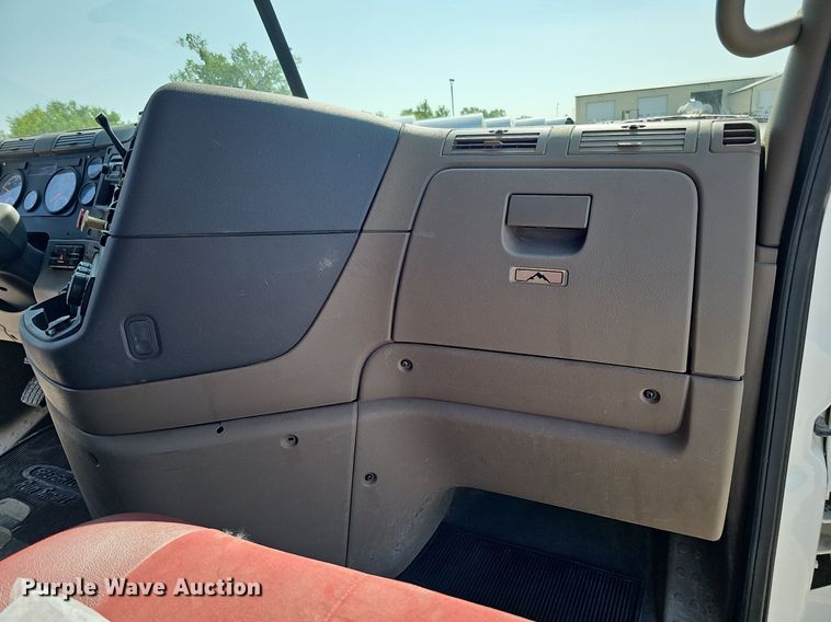 image for item DO2816 2014 Freightliner Cascadia 132  semi truck