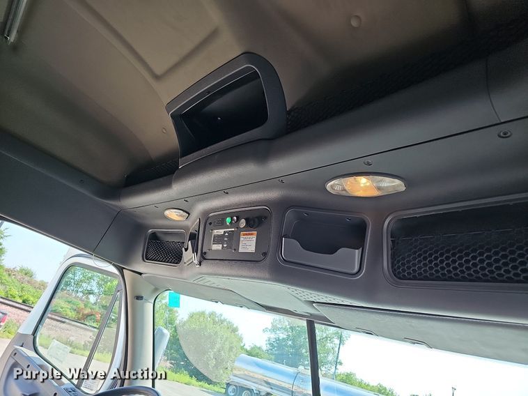 image for item DO2816 2014 Freightliner Cascadia 132  semi truck