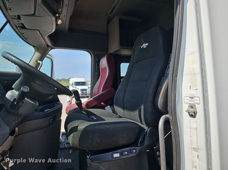 image for item DO2816 2014 Freightliner Cascadia 132  semi truck