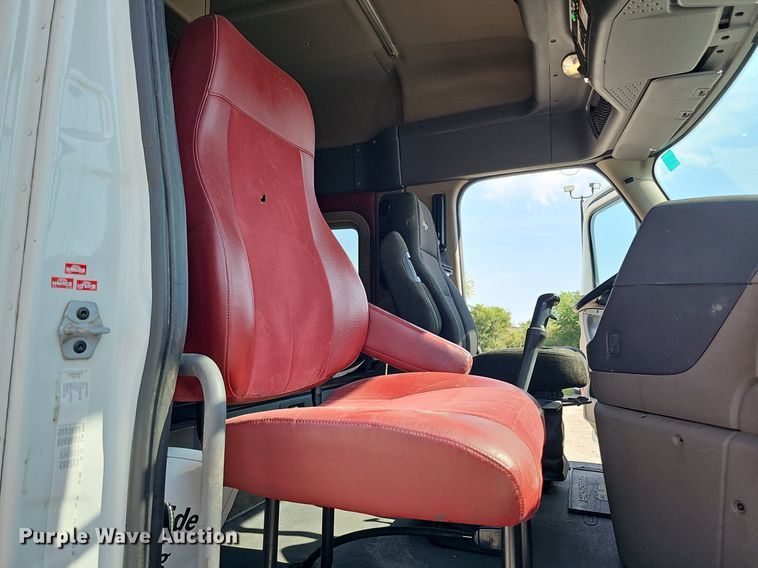 image for item DO2816 2014 Freightliner Cascadia 132  semi truck