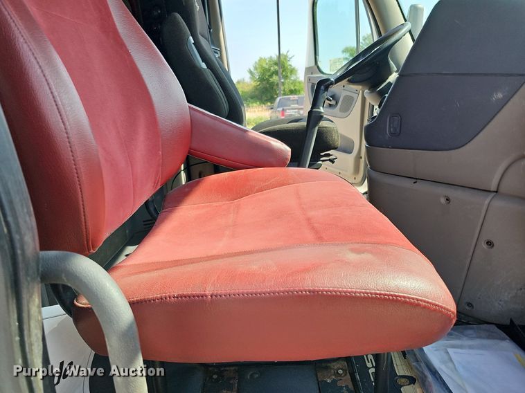 image for item DO2816 2014 Freightliner Cascadia 132  semi truck