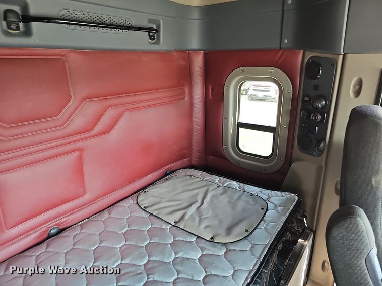 image for item DO2816 2014 Freightliner Cascadia 132  semi truck