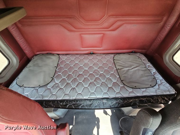 image for item DO2816 2014 Freightliner Cascadia 132  semi truck