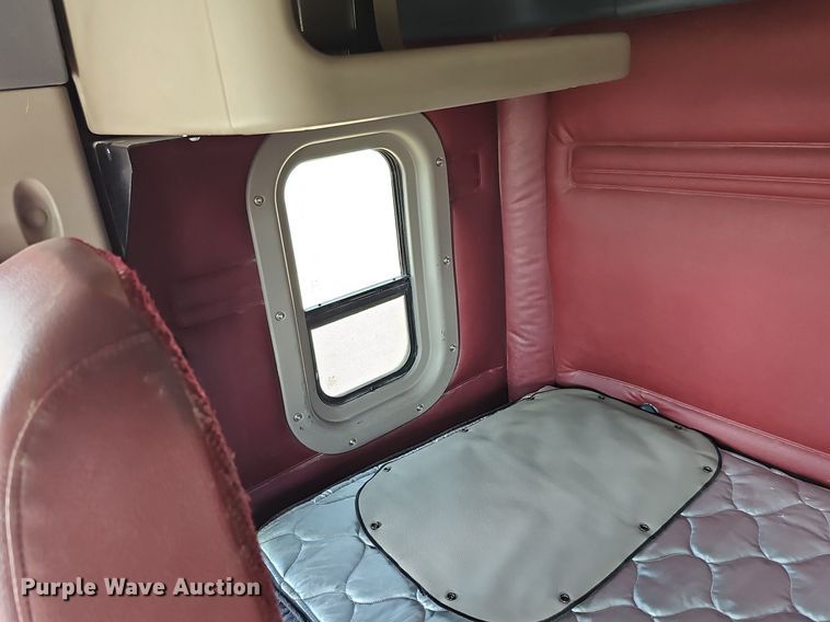 image for item DO2816 2014 Freightliner Cascadia 132  semi truck