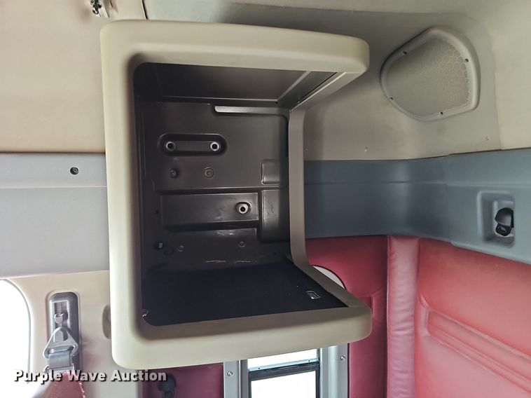 image for item DO2816 2014 Freightliner Cascadia 132  semi truck