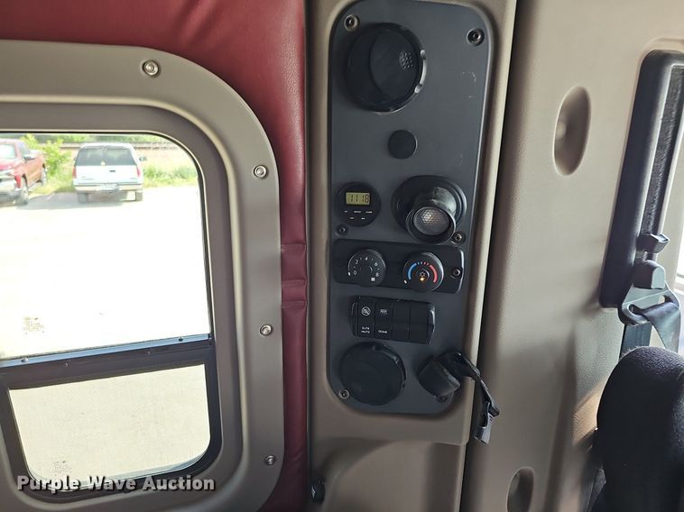 image for item DO2816 2014 Freightliner Cascadia 132  semi truck