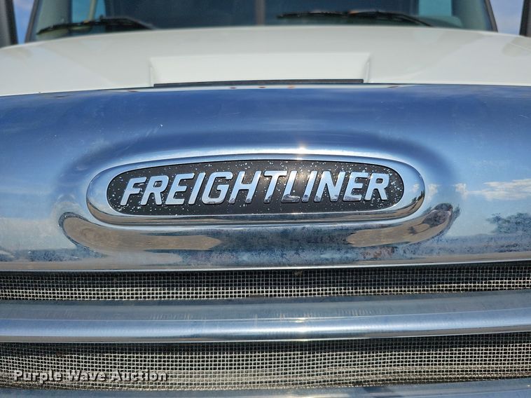 image for item DO2816 2014 Freightliner Cascadia 132  semi truck